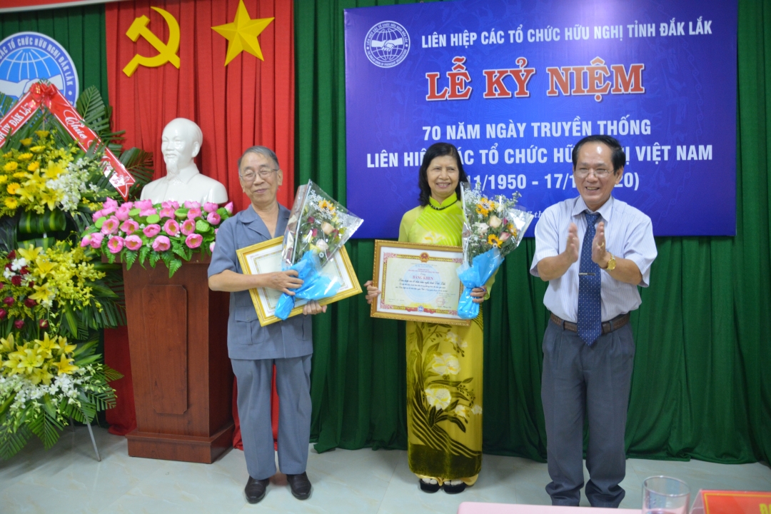 Tập thể và cá nhận nhận Bằng khen của Liên hiệp các tổ chức hữu nghị Việt Nam.