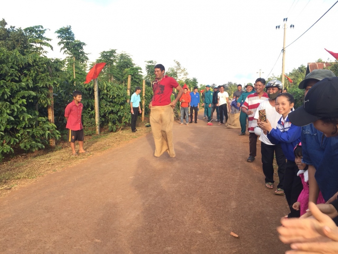 Người dân buôn Kli A tham gia trò chơi dân gian.