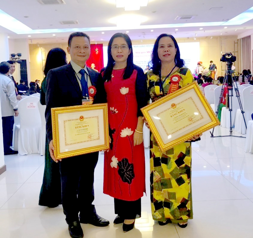 Thầy Quách Đình Bảo và cô Dương Thị  Mai Lan (bìa phải) chụp hình lưu niệm cùng lãnh đạo Sở GD-ĐT  tại Lễ tôn vinh  “Nhà giáo tiêu biểu
