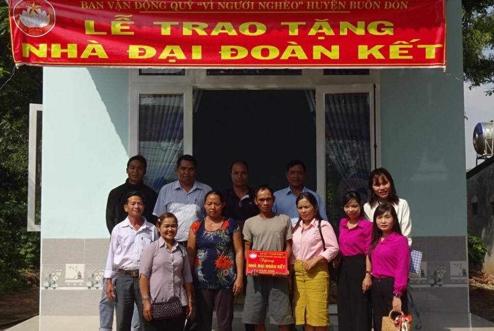 Ủy ban MTTQ Việt Nam huyện Buôn Đôn tặng nhà Đại đoàn kết cho người nghèo xã Ea Nuôl.