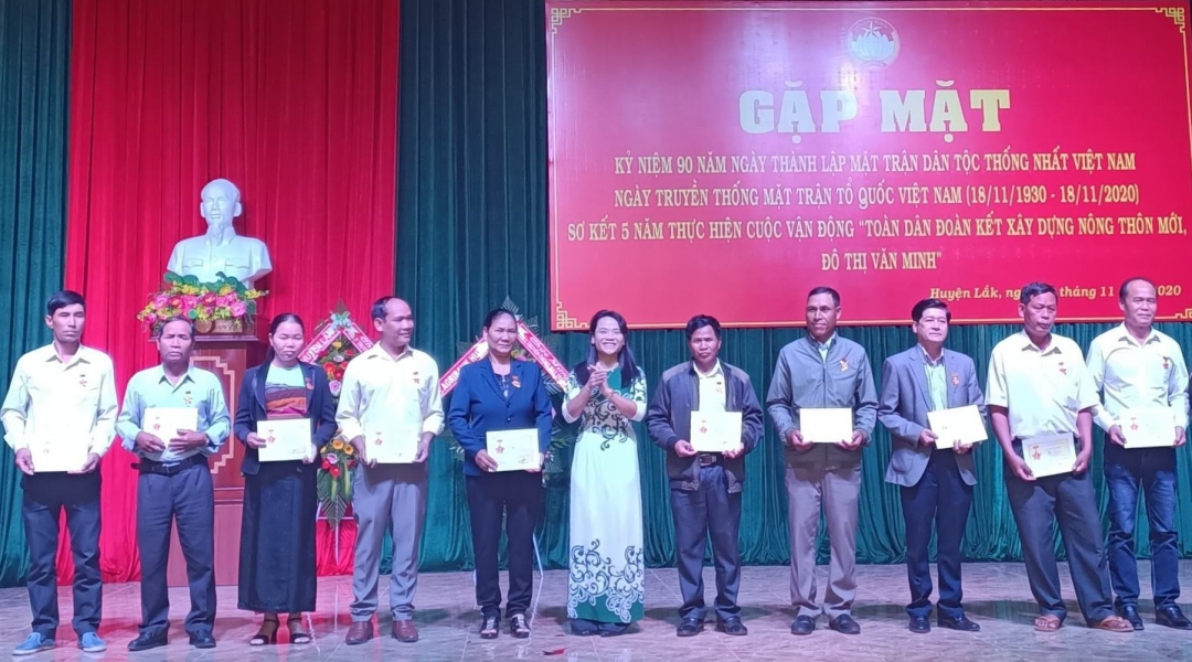 Đồng chí Đào Thị Thanh An, Phó Bí thư Thường trực Huyện ủy Lắk (đứng giữa) trao Kỷ niệm chương tặng các cá nhân.