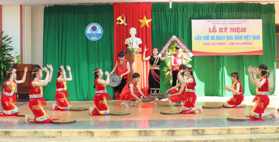 Một tiết mục chào mừng Ngày Nhà giáo Việt Nam