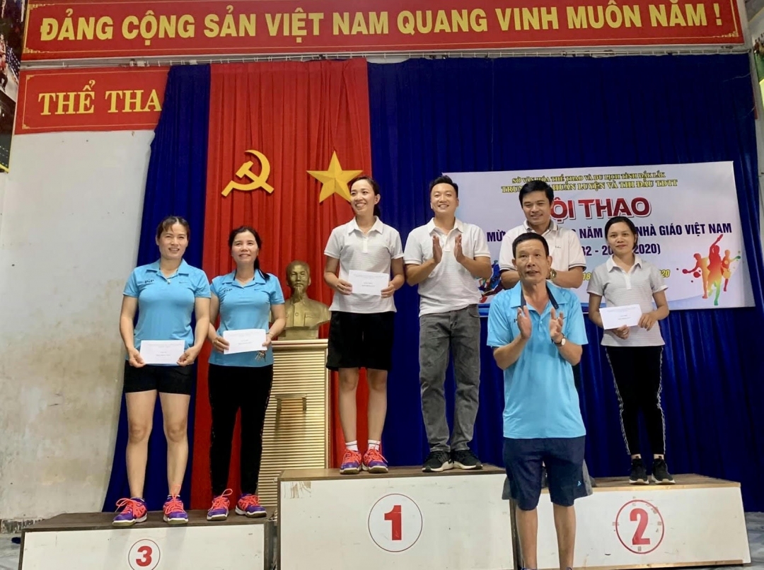 Ban tổ chức trao thưởng cho các vận động viên đoạt thành tích cao, môn bóng bàn, nội dung đôi nam nữ.