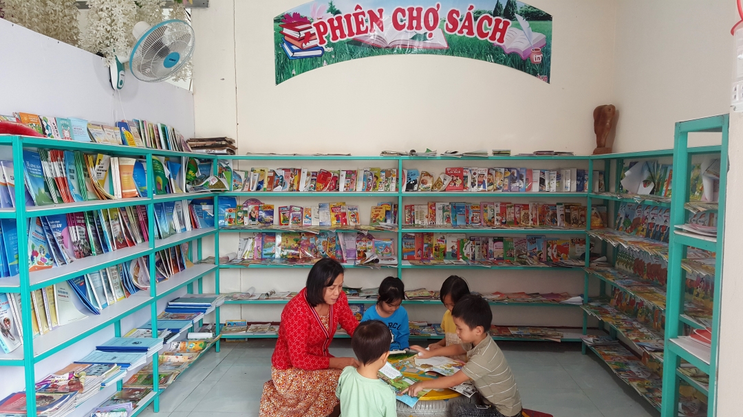 Cô Thu  và học sinh trong  thư viện sách của Trường Mẫu giáo  Cư Pui. 