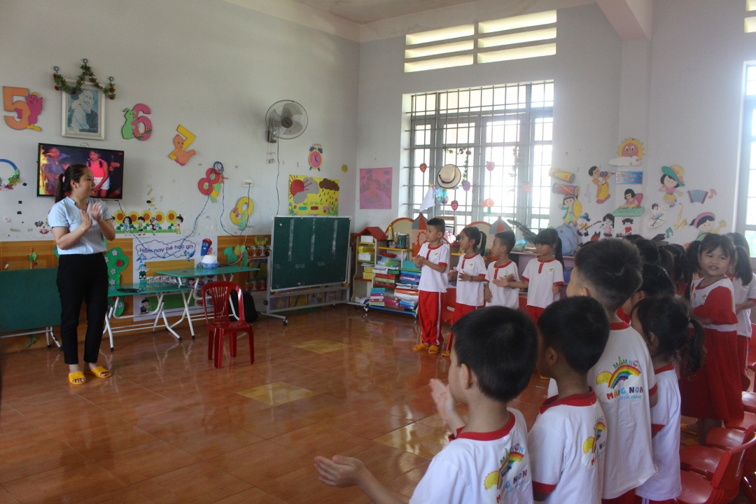 Một tiết sinh hoạt của cô và trò Trường Mầm non Măng Non (huyện Ea Kar).