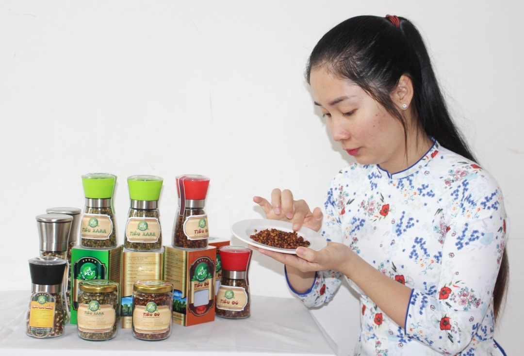 Startup  Võ Thị Ngọc Ánh  (xã Ea Na,  huyện Krông Ana)  kiểm tra  chất lượng  sản phẩm  tiêu đỏ. 