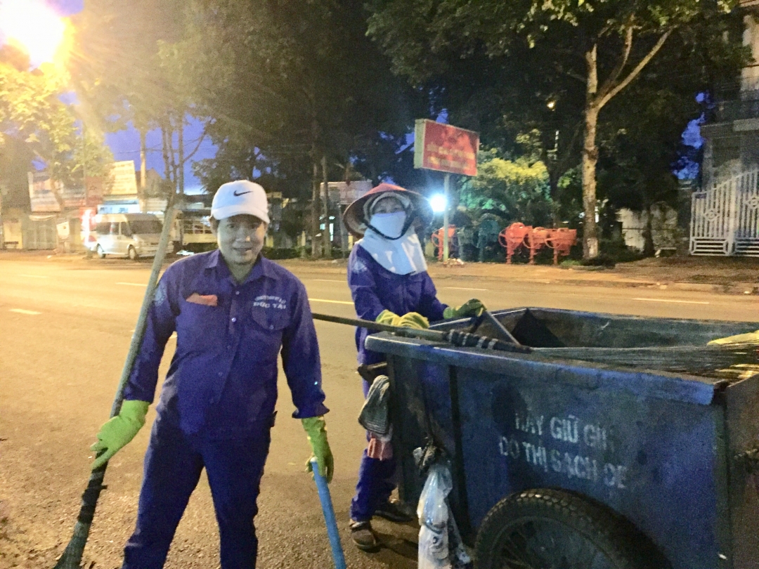 Chị Lương Thị Hiệp (bên trái) và đồng nghiệp quét dọn đường phố.