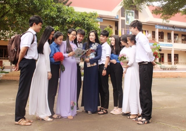 Cô và trò Trường THPT Lê Quý Đôn (TP. Buôn Ma Thuột). Ảnh minh họa