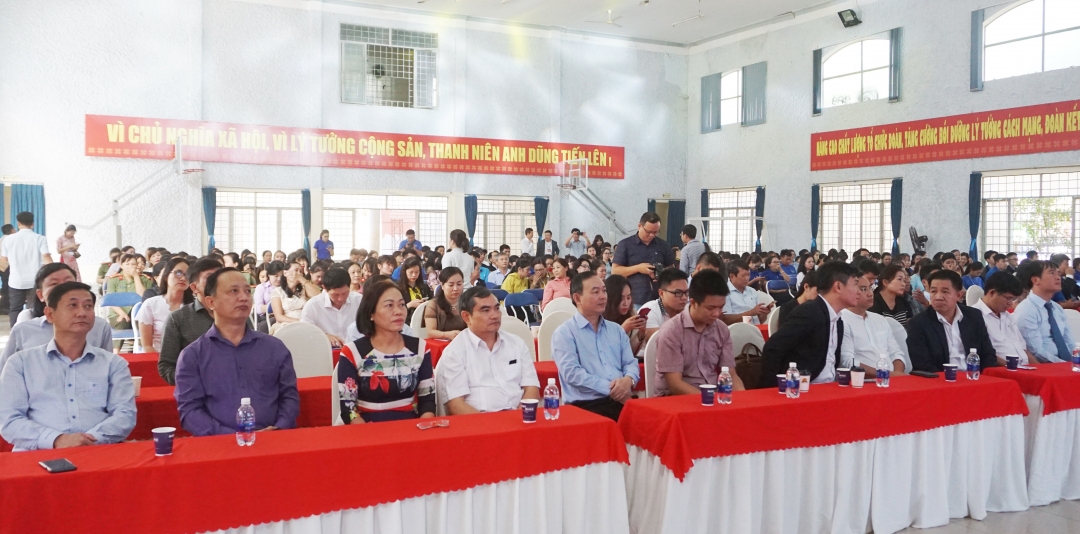 Các đại biểu tham dự Lễ khai mạc.