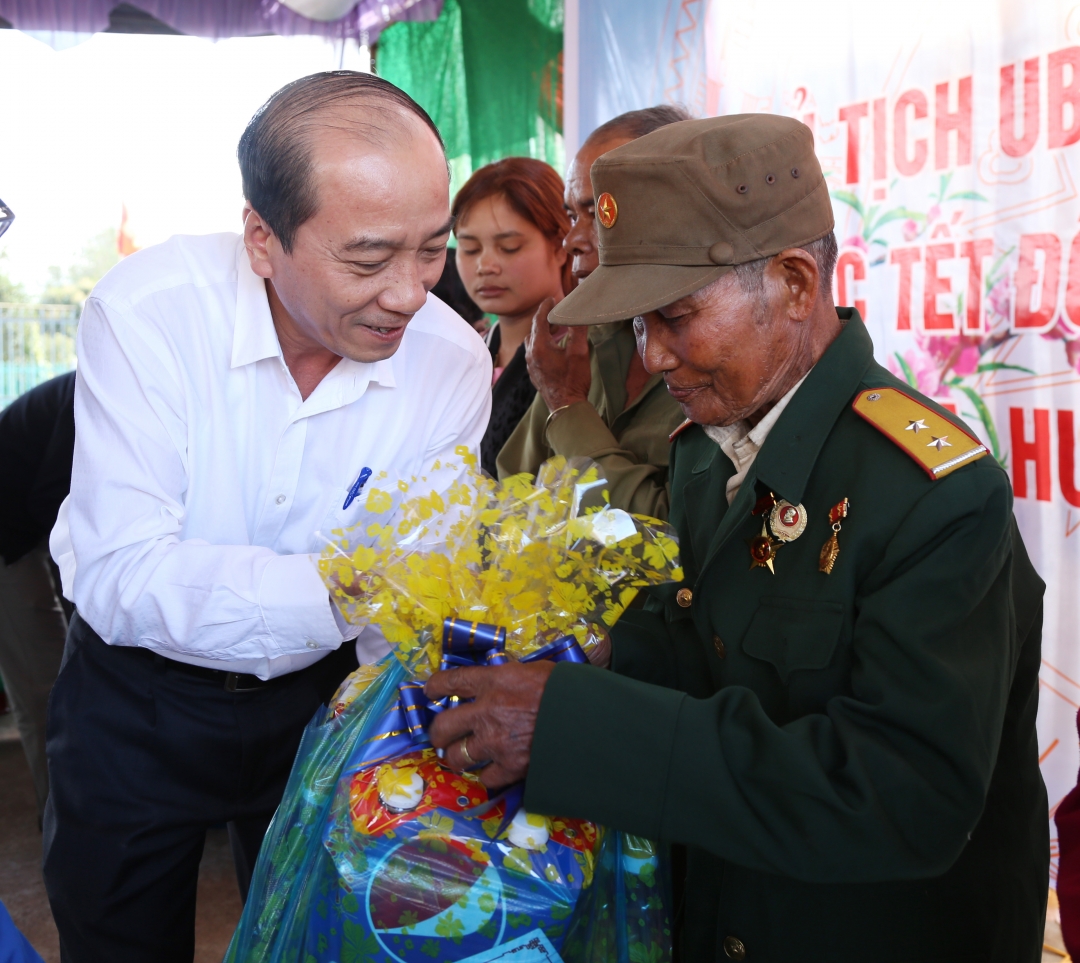 Phó Bí thư Tỉnh ủy, Chủ tịch UBND tỉnh Phạm Ngọc Nghị thăm và tặng quà gia đình chính sách ở xã Dliêya.