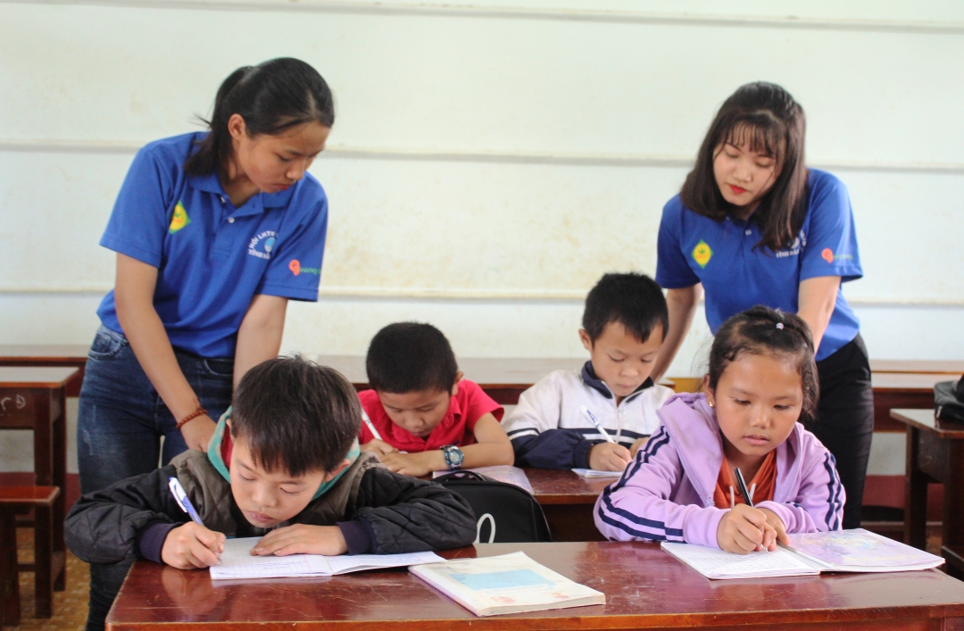 Sinh viên tình nguyện ôn tập hè cho thiếu nhi xã Ea Dah, huyện Krông Năng.  