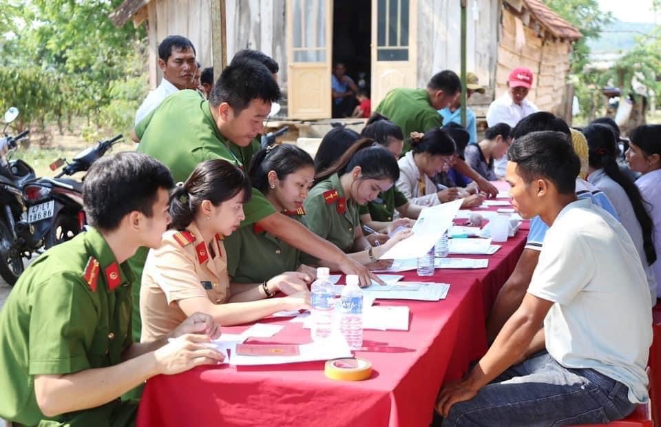 Đoàn thanh niên Công an huyện Krông Ana hỗ trợ cấp, đổi hộ khẩu, chứng minh nhân dân cho người dân.