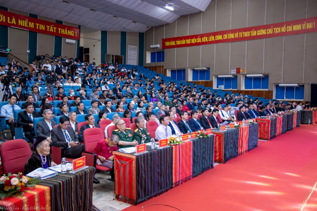 Các đại biểu tham dự Lễ mít tinh kỷ niệm 80 năm Ngày thành lập Đảng bộ tỉnh Đắk Lắk. Ảnh: Hoàng Gia