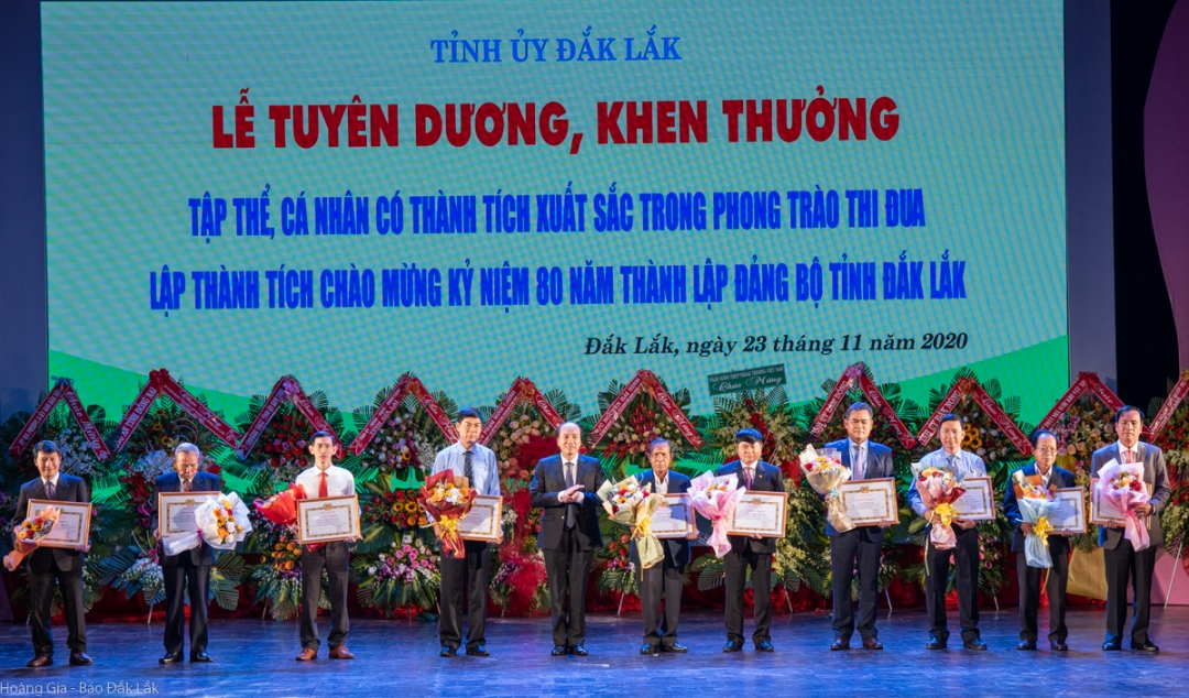-	Đồng chí Phạm Ngọc Nghị, Phó Bí thư Tỉnh ủy, Chủ tịch UBND tỉnh trao Bằng khen của Ban Thường vụ Tỉnh ủy cho các cá nhân có thành tích xuất sắc trong phong trào thi đua lập thành tích chào mừng kỷ niệm 80 năm thành lập Đảng bộ tỉnh Đắk Lắk. Ảnh: Hoàng Gia