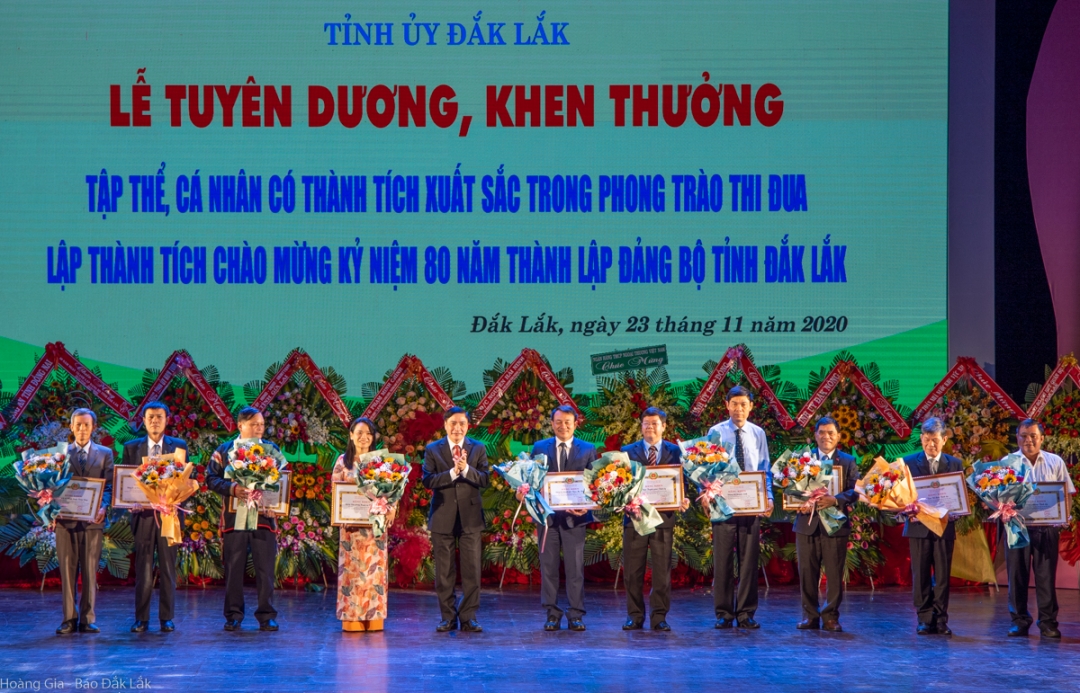 Đồng chí Bùi Văn Cường, Ủy viên Trung ương Đảng, Bí thư Tỉnh ủy trao Bằng khen của Ban Thường vụ Tỉnh ủy cho các tập thể có thành tích xuất sắc trong phong trào thi đua lập thành tích chào mừng kỷ niệm 80 năm thành lập Đảng bộ tỉnh Đắk Lắk. Ảnh: H. Gia