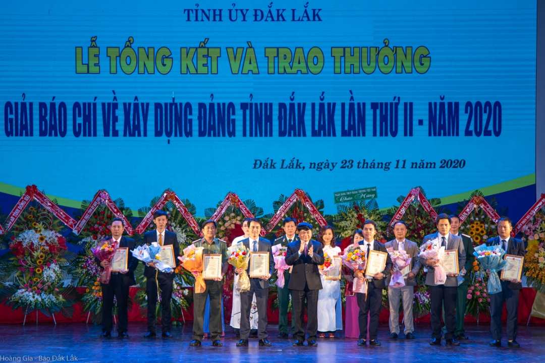 Đồng chí Phạm Minh Tấn, Phó Bí thư Thường trực Tỉnh ủy trao Giấy chứng nhận cho các thí sinh đạt giải A, Giải báo chí về Xây dựng Đảng tỉnh Đắk Lắk lần thứ II năm 2020. 