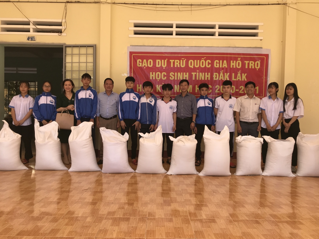 Học sinh Trường THPT Trần Nhân Tông (xã Ea Đar, huyện Ea Kar) được nhận gạo hỗ trợ của Chính phủ .