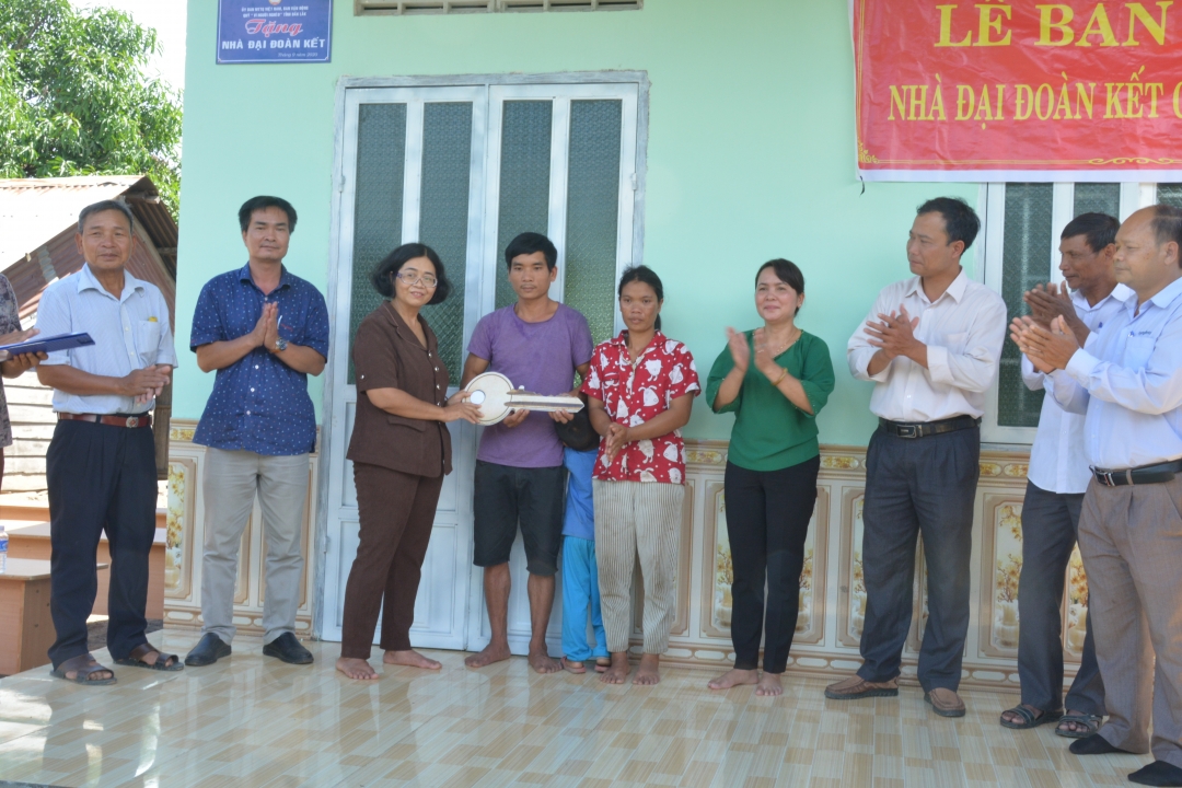Vợ chồng chị H’Nang Kjiê (thứ 5 từ phải sang) trong ngày vui về nhà Đại đoàn kết.