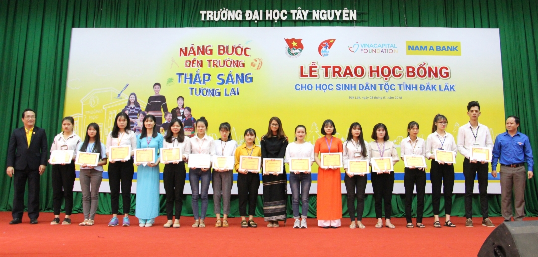 Trao học bổng hỗ trợ sinh viên dân tộc thiểu số có thành tích học tập tốt. 