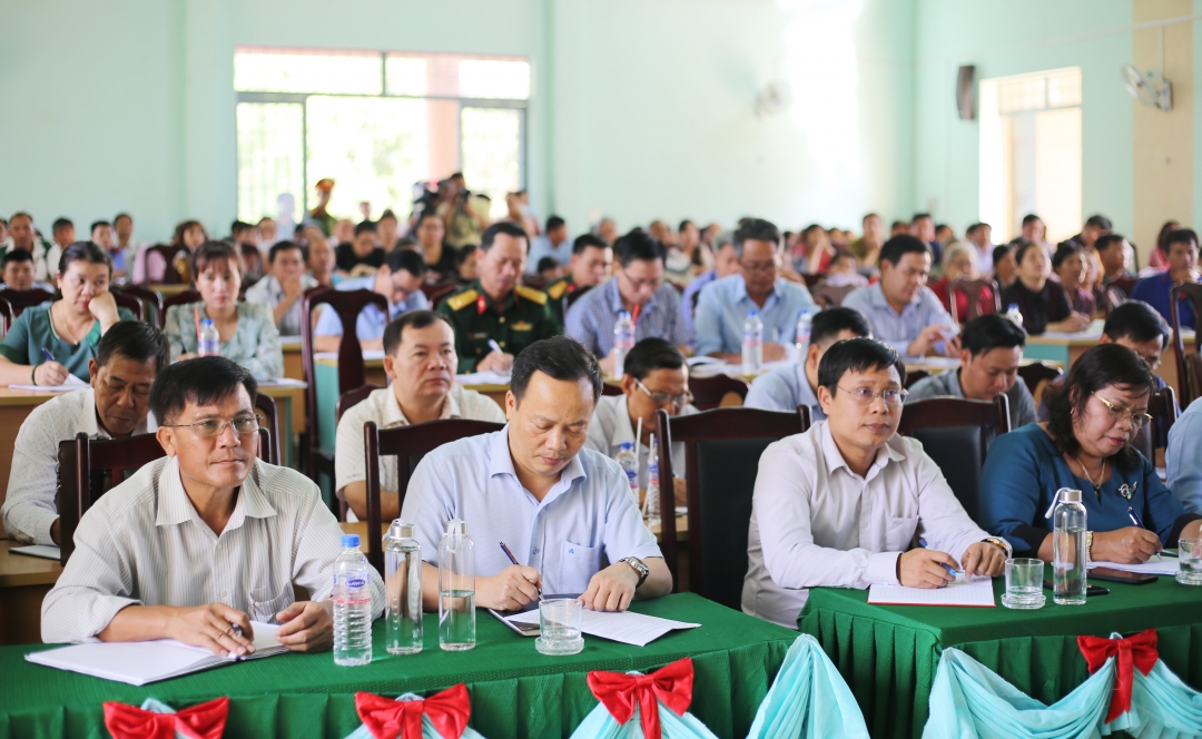Đại biểu và cử tri tham gia hội nghị tiếp xúc cử tri.