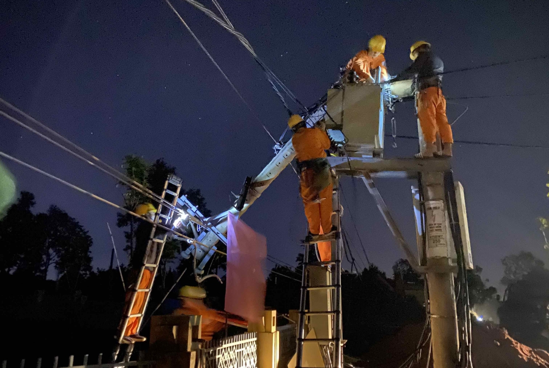Điện lực Bắc Buôn Ma Thuột khắc phục sự cố điện do mưa bão ở xã Cư Êbur.  