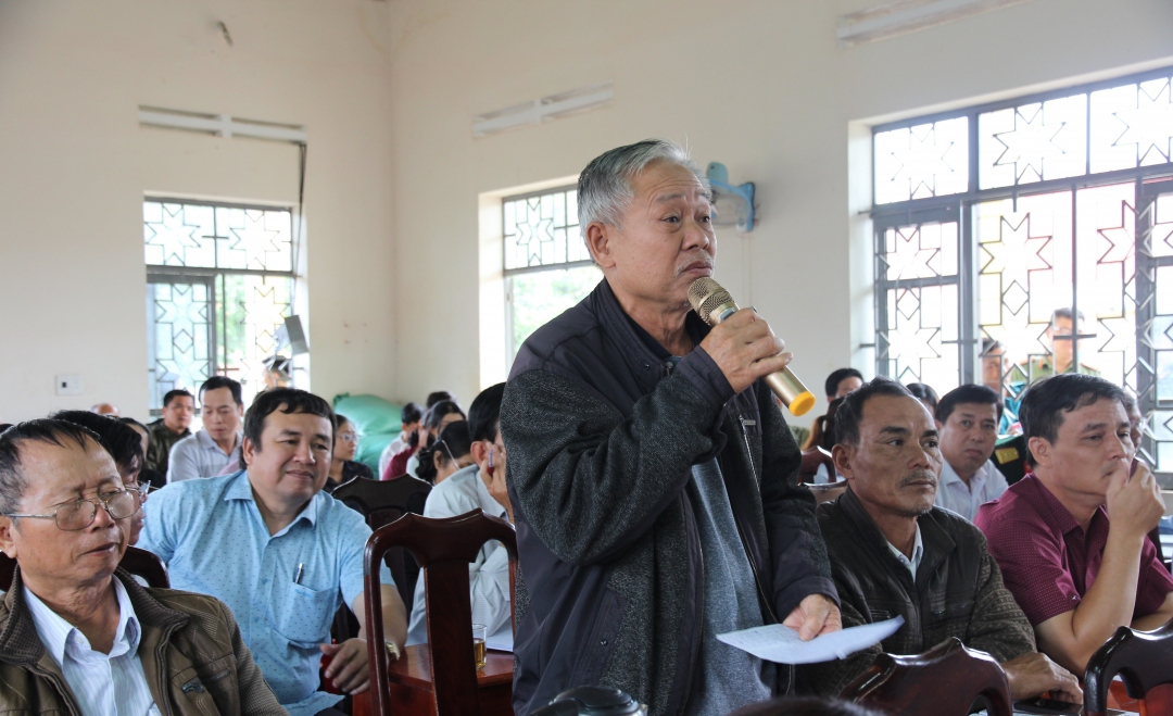 Cử tri Bùi Xuân Khương (thôn Quỳnh Ngọc 1, xã Ea Na) nêu kiến nghị tại buổi tiếp xúc.