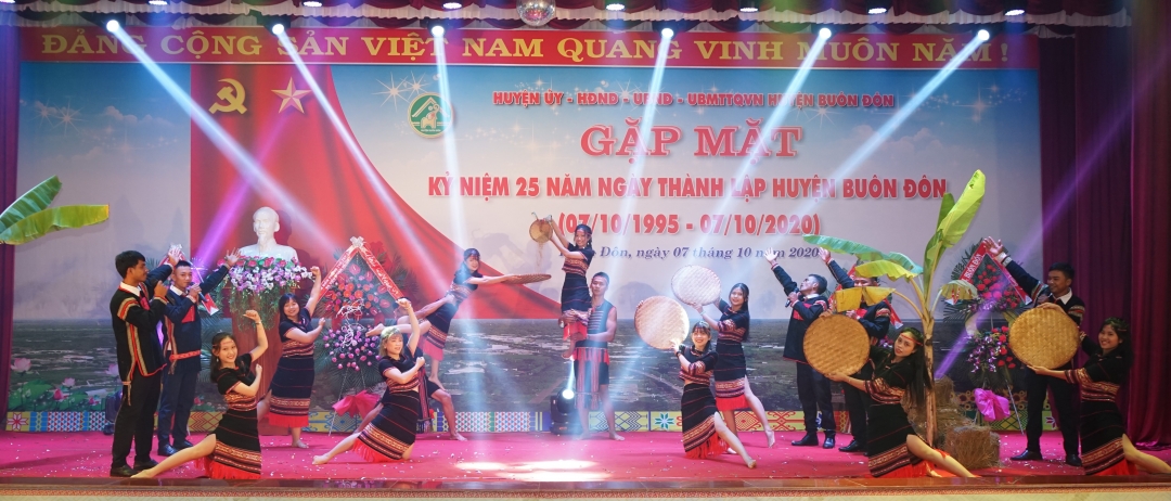 Câu lạc bộ Vũ đoàn Sóng xã Ea Nuôl biểu diễn tại Lễ kỷ niệm 25 năm Ngày thành lập huyện Buôn Đôn.   