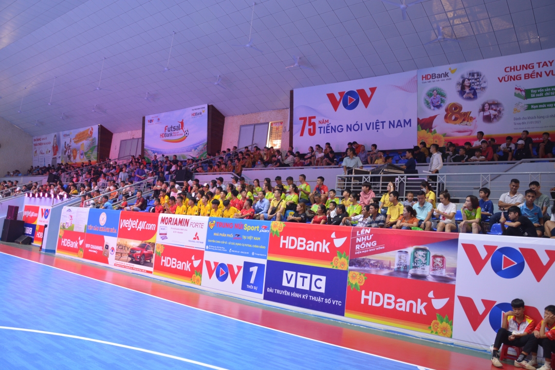 Đông đảo khán giả đến theo dõi các trận tranh tài Cúp Quốc gia Futsal-HDBank 2020.