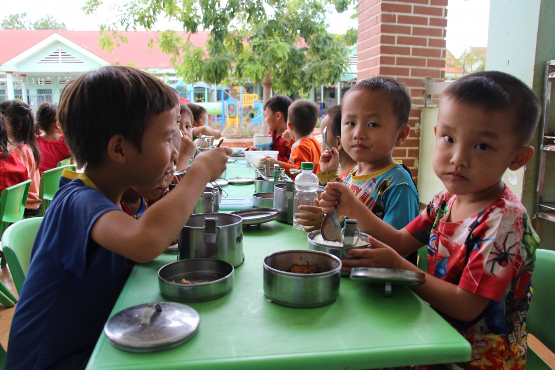 Bữa trưa bán trú dân nuôi tại Trường Mầm non Hoa Ban. 