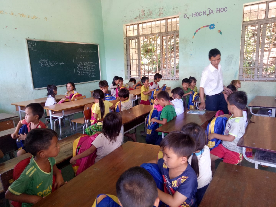 Lớp học ghép tại Trường Tiểu học La Văn Cầu, học sinh hai lớp phải ngồi xuôi - ngược.
