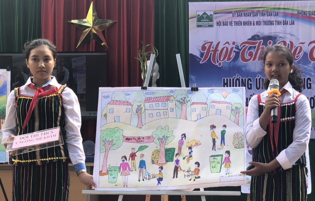 Học sinh Trường THCS Y Ngông Niê Kdăm thuyết trình về tác phẩm “Giữ vệ sinh môi trường tại trường học”. 
