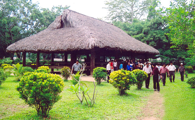 Du khách thăm  Đình Tân Trào.   Ảnh: Báo Tuyên Quang