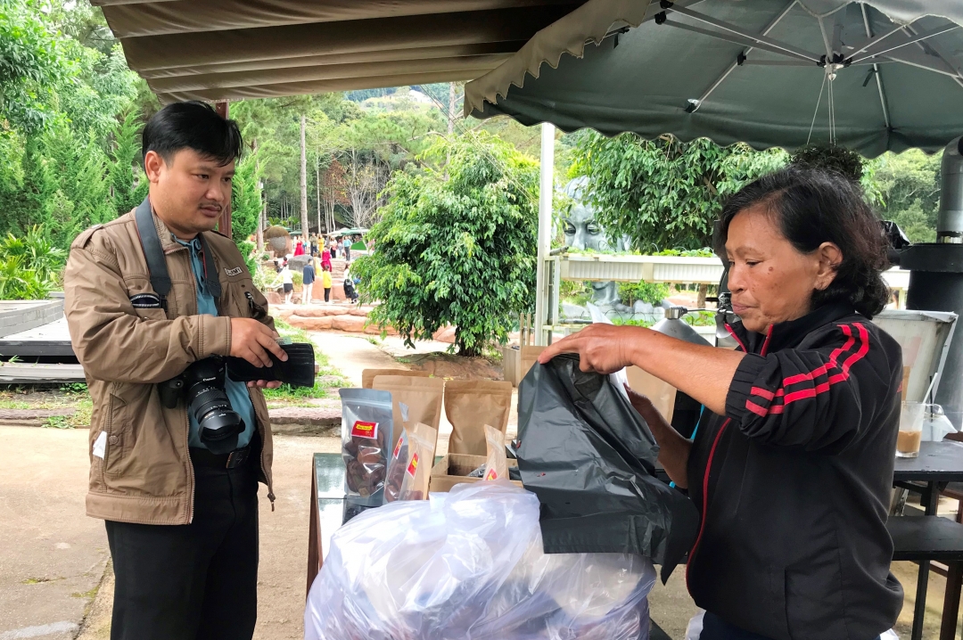  Hồng Đà Lạt treo gió là món quà không thể thiếu của du khách để tặng người thân, bạn bè mỗi khi 