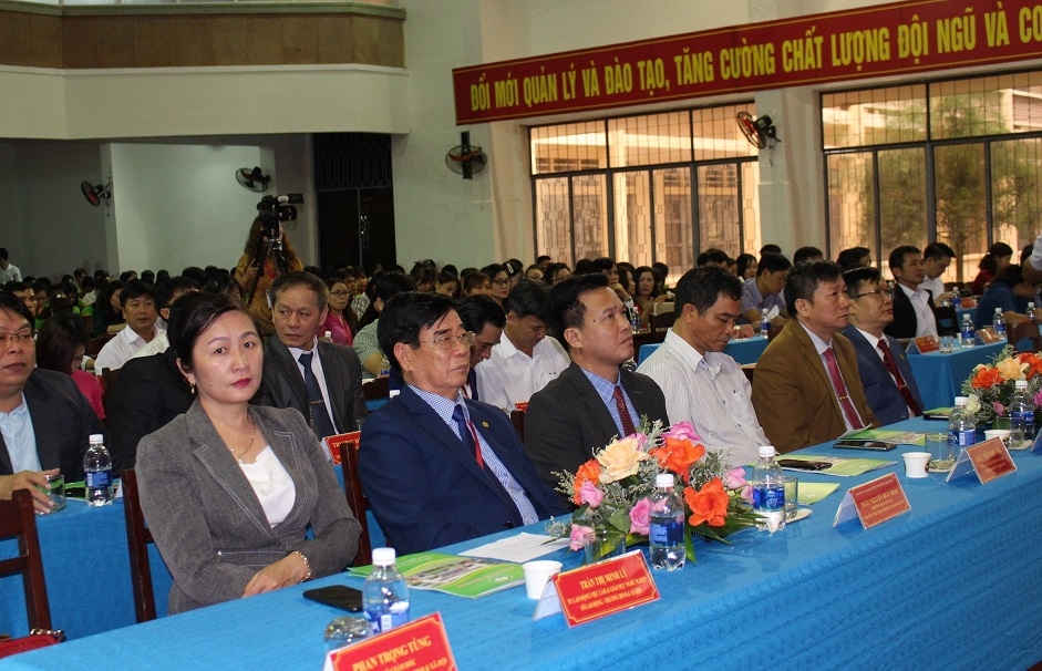 Các đại biểu tham dự buổi lễ.