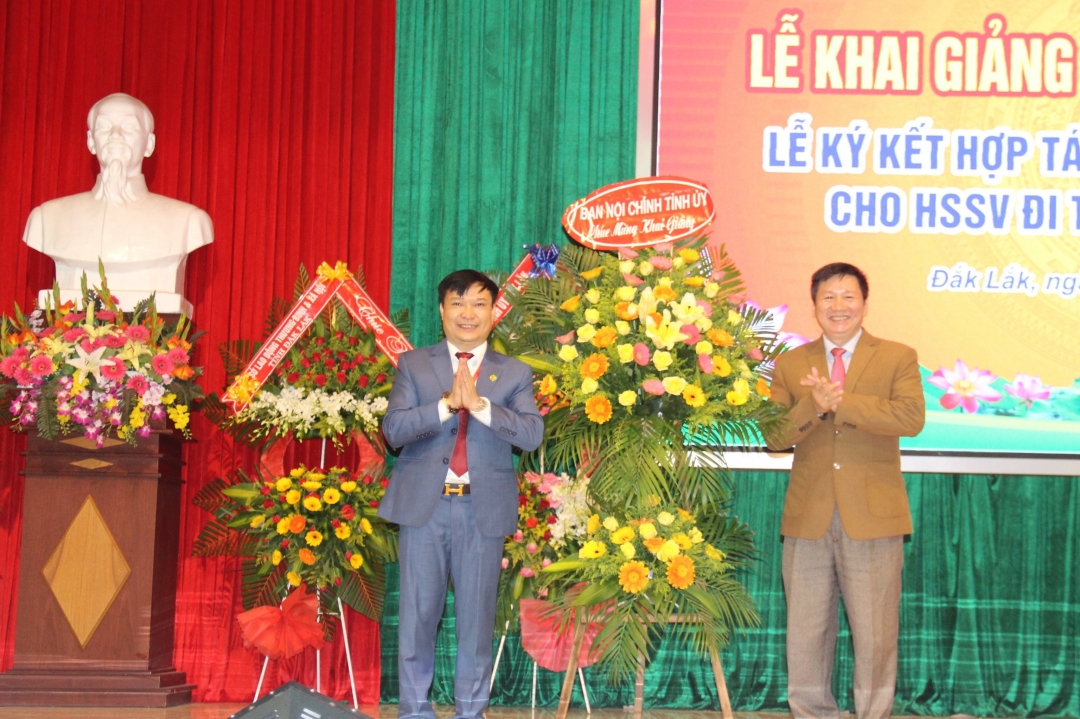 Đồng chí Lê Văn Nghĩa (bìa phải), Ủy viên Ban Thường vụ, Trưởng Ban Nội chính Tỉnh ủy tặng hoa chúc mừng khai giảng năm học 2020 - 2021.