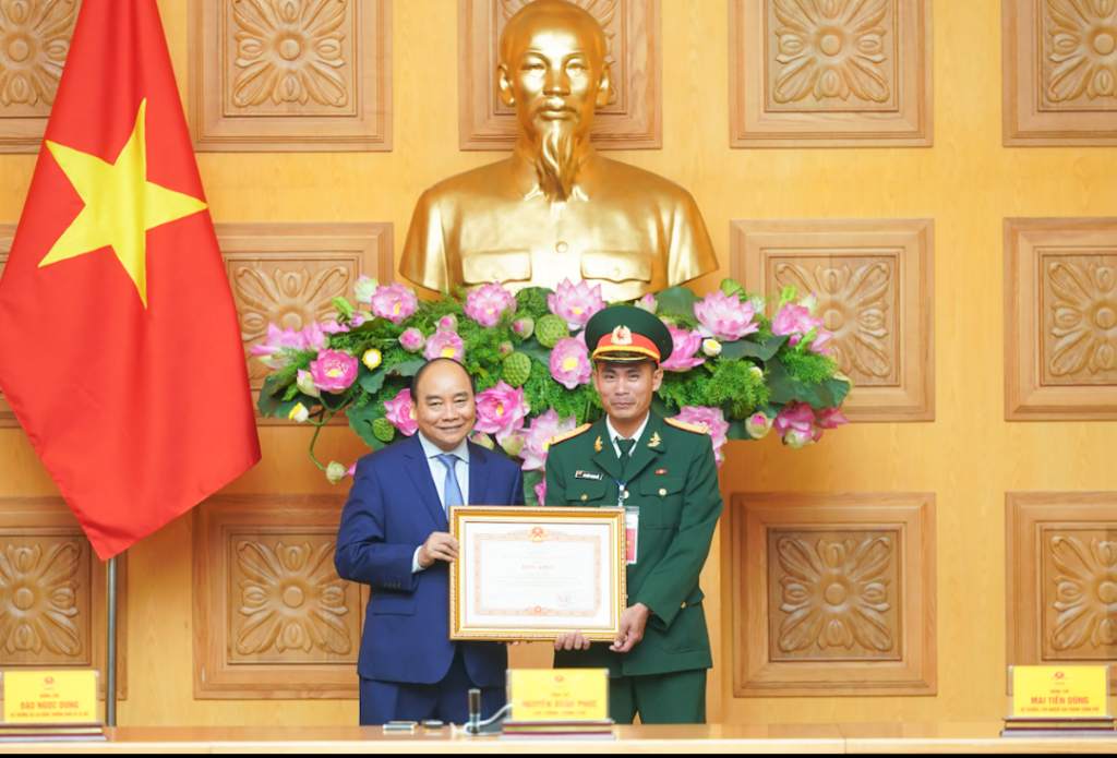 Ông Nguyễn Trung Hải được Thủ tướng Chính phủ Nguyễn Xuân Phúc tặng Bằng khen. Ảnh: H.Trung