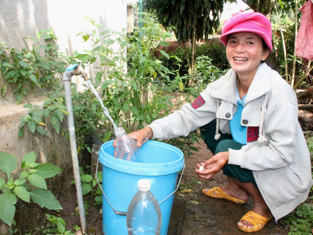 Niềm vui của chị H'Đối Niê ở buôn Kniêr khi có Công trình cấp nước sinh hoạt xã Tân Tiến (huyện Krông Pắc).