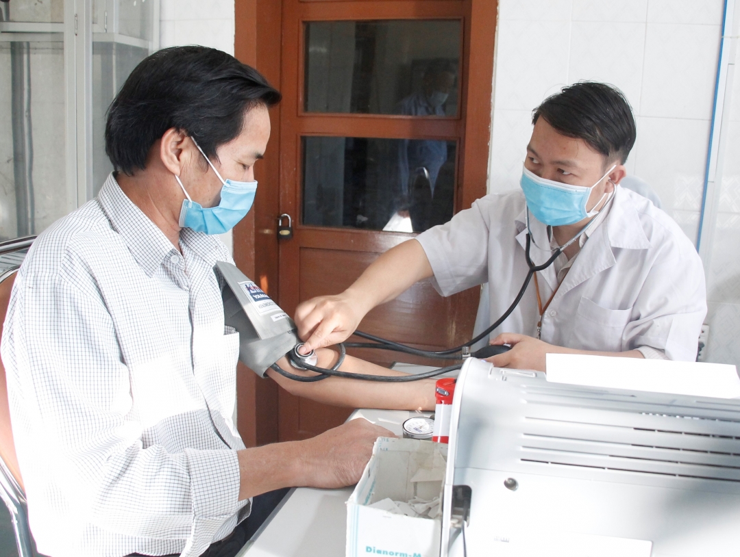 Bệnh nhân có BHYT khám bệnh tại Trung tâm Y tế huyện Krông Ana.