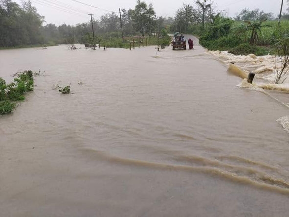 Đường đi  buôn Trưng  và buôn Hoang  (xã Krông Jing, huyện M'Drắk)  bị ngập.  Ảnh: Khá Nguyệt