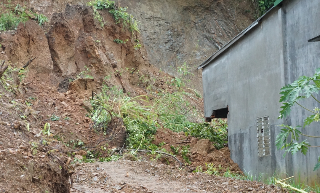 Sạt lỡ đất làm hư hỏng nặng một căn nhà của người dân tại thôn 4, xã Hòa Lễ.