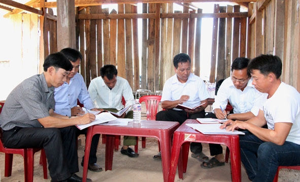 Một buổi sinh hoạt định kỳ của Chi bộ thôn 14 (xã Cư Kbang, huyện Ea Súp). 