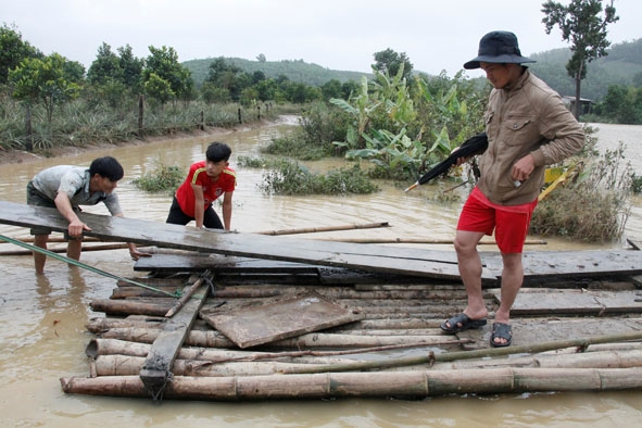 Người dân thôn 9, xã Cư San làm bè tạm để đi lại.   