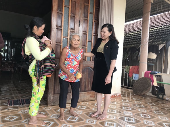 Chị Nguyễn Thị Tuyết (bìa phải) thăm hỏi bà con buôn Ea M'droh.  