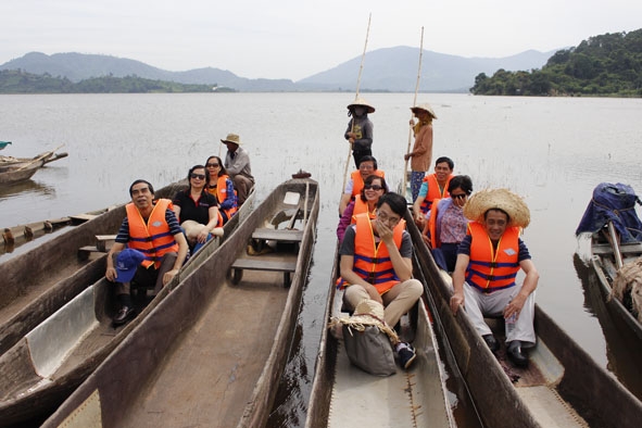 Tham quan hồ Lắk là dịch vụ du lịch được nhiều du khách chọn lựa khi đến Đắk Lắk. Ảnh: Mai Sao