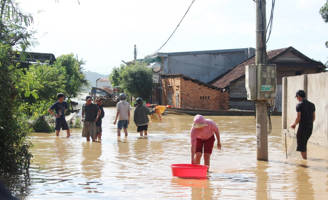 Người dân di chuyển khá khó khăn