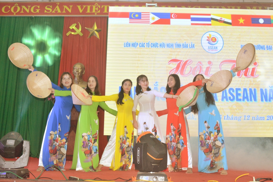 Khoa Lý luận chính trị giới thiệu tà áo dài và chiếc nón lá truyền thống của đất nước Việt Nam.