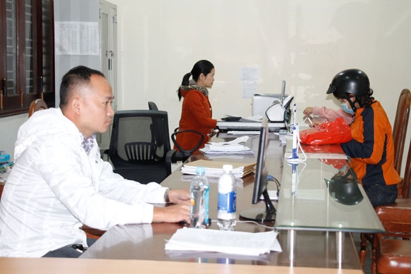 Người dân đến làm thủ tục hành chính tại Bảo hiểm xã hội huyện Cư Kuin.