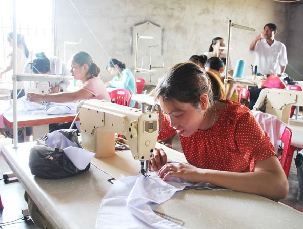 Chị H’Noaih Hdơk tham gia khóa học may công nghiệp do Hội LHPN xã Dray Sáp (huyện Krông Ana) phối hợp tổ chức.