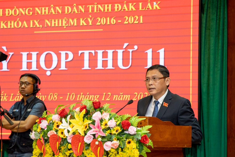 Phó Chủ tịch Thường trực UBND tỉnh Nguyễn Tuấn Hà báo cáo tình hình kinh tế - xã hội năm 2020.