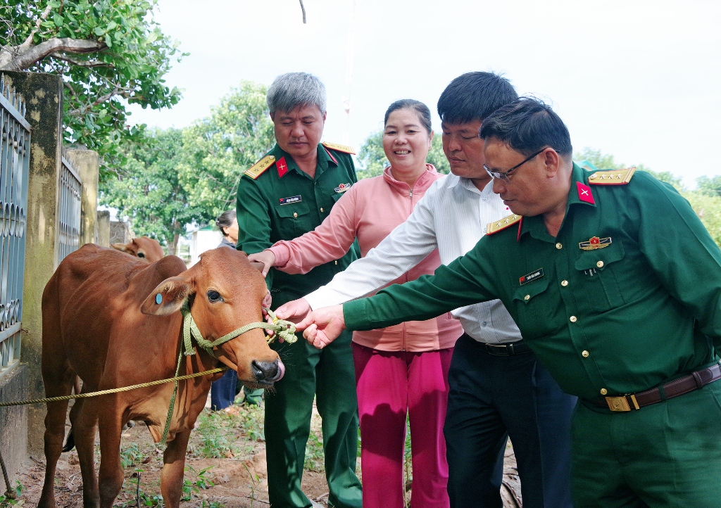 Bàn giao mô hình giảm nghèo cho người dân xã Ia R'vê